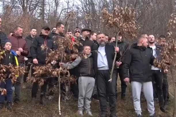 MILOŠ I STEFAN STOJANOVIĆ I OVE GODINE DOŠLI PO BADNJAK, NE PLAŠE SE: Život je pobedio, ostajemo na svom ognjištu