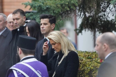 ZBOG SMRTNOG SLUČAJA HITNO PREKINUTA EMISIJA: Voditeljka saopštila TRAGIČNE vesti u programu, porodica odmah REAGOVALA tada!