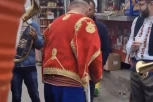 GAZDA OBUKAO NARODNU NOŠNJU PA UVESELIO BEOGRAĐANE! Pozvao trubače i rešio da počasti prolaznike - narodu deli OVO! (FOTO)
