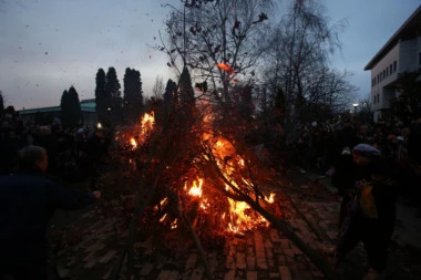 PALJENJE BADNJAKA U BOSNI: Dolazak Božića obeležen u Tuzli, Zenici i Sarajevu
