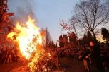 CELA SRBIJA ČEKA BOŽIĆ: Badnjaci zapaljeni širom naše zemlje, u Novom Sadu rekorder (VIDEO)