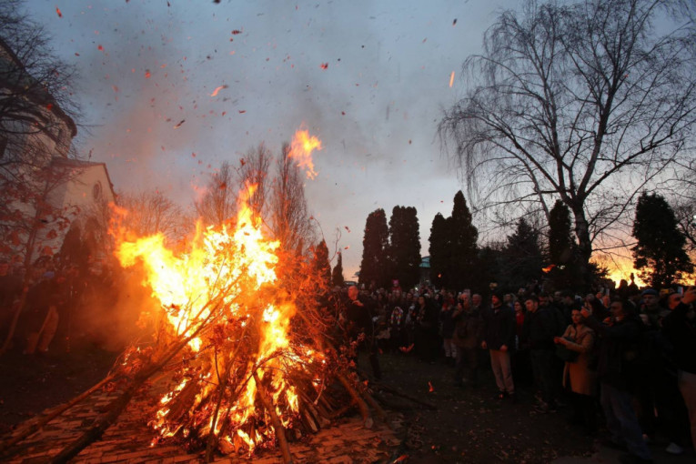 Paljenje badnjaka ispred Hrama Svetog Save