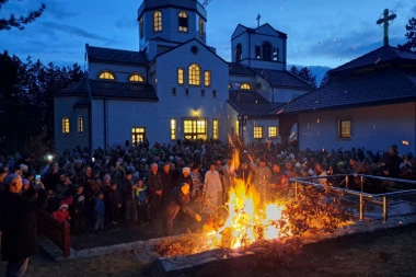 PALJENJE BADNJAKA NA ZLATIBORU: Mnogobrojni posetioci uzivali u spektakularnom događaju (FOTO+VIDEO)