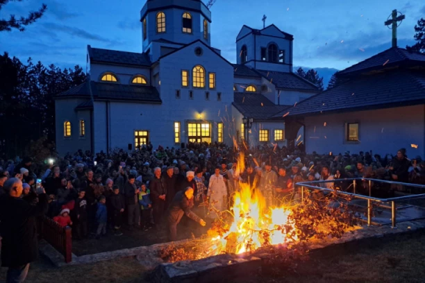 PALJENJE BADNJAKA NA ZLATIBORU: Mnogobrojni posetioci uzivali u spektakularnom događaju (FOTO+VIDEO)