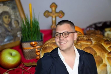 BAKLAVE VIKTORA ŽIVOJINOVIĆA ĆE VAS OSTAVITI BEZ TEKSTA: Ovako teče Badnje veče u Breninom i Bobinom domu! (GALERIJA)