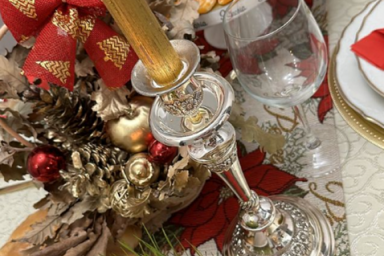 Sveća i žito na stolu