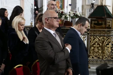 POZNATE LIČNOSTI NA BOŽIĆNOJ LITURGIJI: Ministri Vesić i Dačić u Hramu Svetog Save!