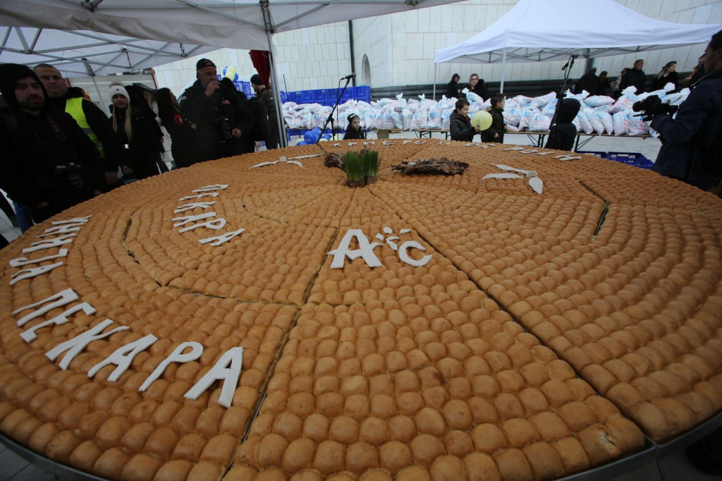 Lomljenje česnice ispred Hrama Svetog Save