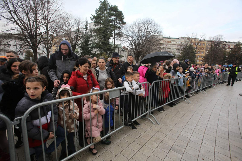 Lomljenje česnice ispred Hrama Svetog Save