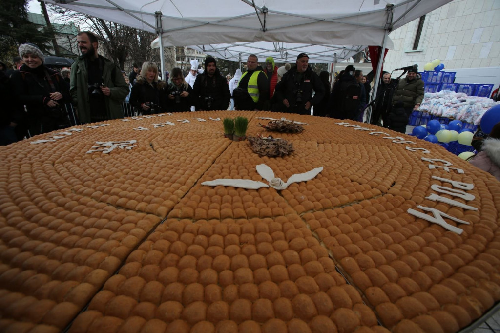 Lomljenje česnice ispred Hrama Svetog Save