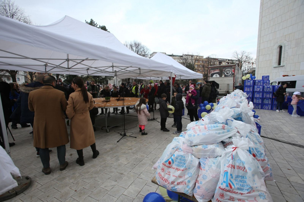 Lomljenje česnice ispred Hrama Svetog Save