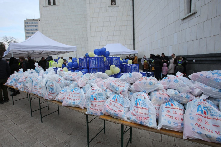 Lomljenje česnice ispred Hrama Svetog Save