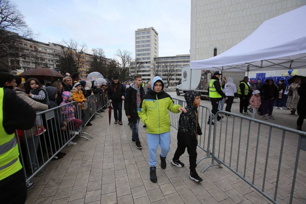 Lomljenje česnice ispred Hrama Svetog Save