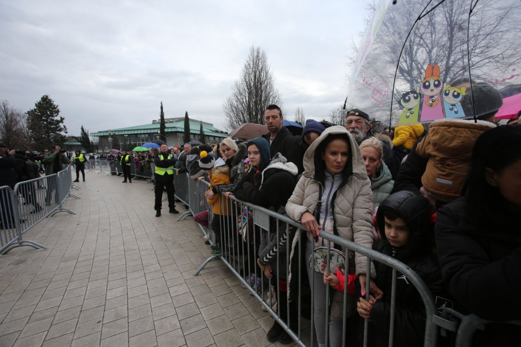 Lomljenje česnice ispred Hrama Svetog Save