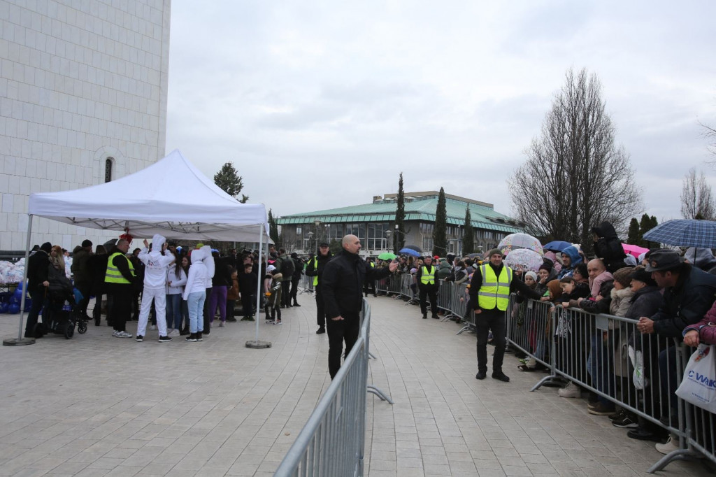 Lomljenje česnice ispred Hrama Svetog Save