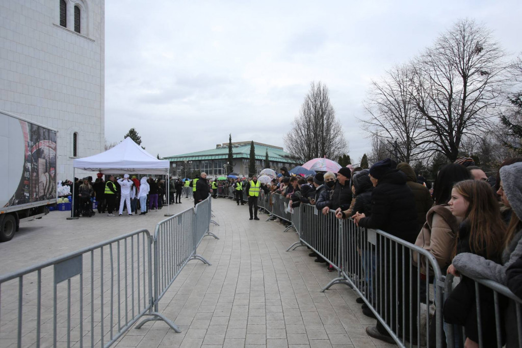 Lomljenje česnice ispred Hrama Svetog Save