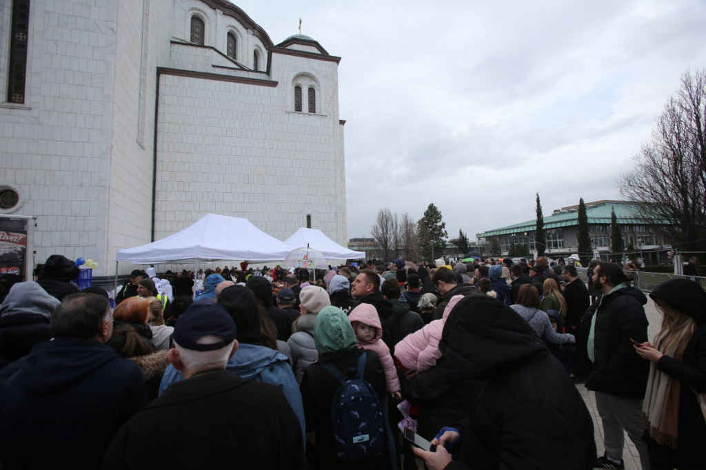 Lomljenje česnice ispred Hrama Svetog Save