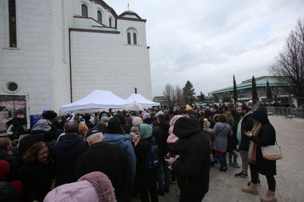 Lomljenje česnice ispred Hrama Svetog Save