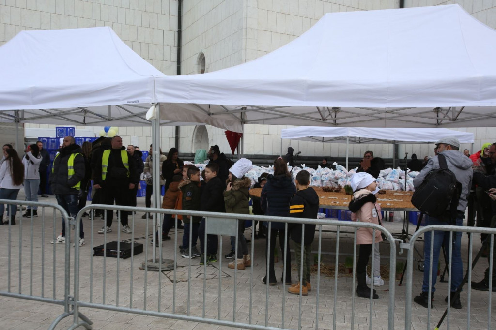 Lomljenje česnice ispred Hrama Svetog Save