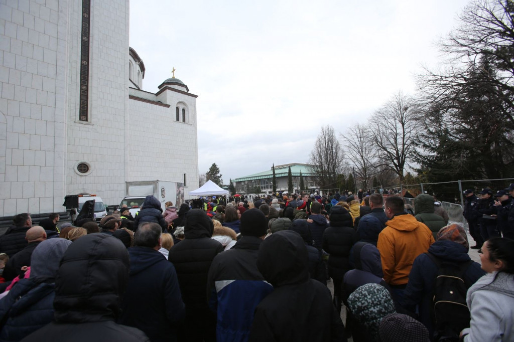Lomljenje česnice ispred Hrama Svetog Save