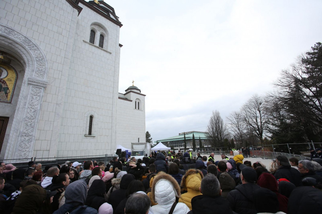 Lomljenje česnice ispred Hrama Svetog Save