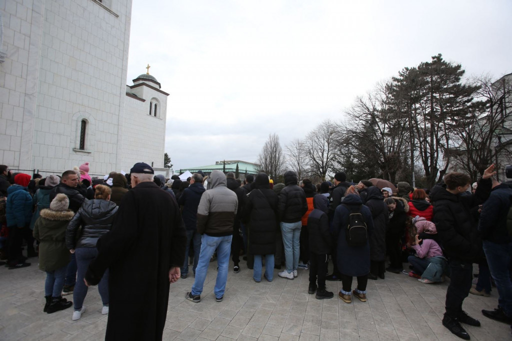 Lomljenje česnice ispred Hrama Svetog Save