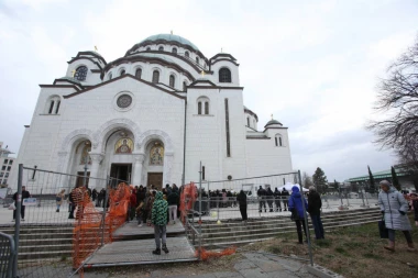 MAGIČNA PRAZNIČNA ATMOSFERA ISPRED HRAMA SVETOG SAVE! U česnici 33 zlatna dukata - ali to nije SVE! (VIDEO)