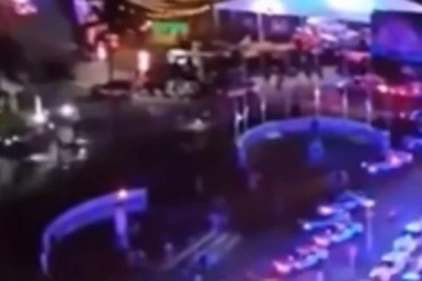 VANZEMALJAC OD PET METARA ISPRED TRŽNOG CENTRA? Društvene mreže gore, nikad više policajaca OPKOLILO OBJEKAT! (VIDEO)