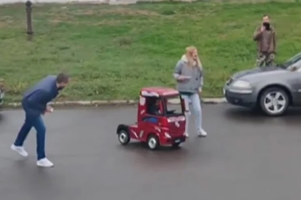 "GDE SI KOLEGA?" MALI, A VELIKI ČOVEK IZ OBRENOVCA: Društvenim mrežama kruži snimak koji je otopio i najhladnija srca! (VIDEO)