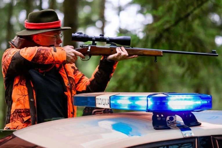 UŽASNA PORODIČNA TRAGEDIJA U VLADIMIRCIMA: Otac upucao sina iz lovačke puške i pokušao samoubistvo!