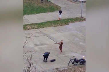 MLADIĆ UZEO VIOLINU I PRIREDIO NEZABORAVAN BOŽIĆ NA MIRIJEVU! Snimak koji greje dušu - komšije OVAKO reagovale! (VIDEO)