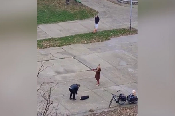 MLADIĆ UZEO VIOLINU I PRIREDIO NEZABORAVAN BOŽIĆ NA MIRIJEVU! Snimak koji greje dušu - komšije OVAKO reagovale! (VIDEO)