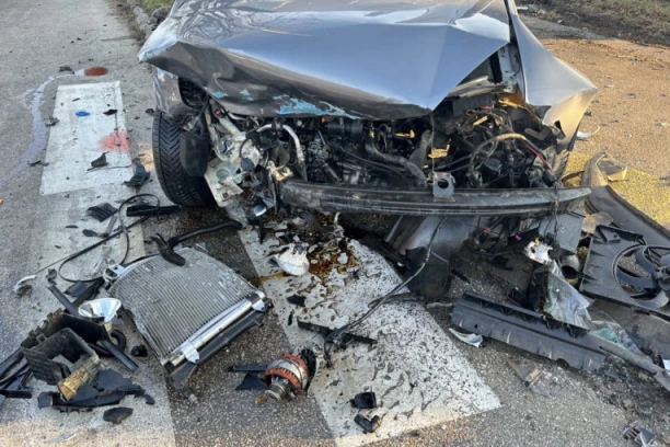 SUDAR DVA VOZILA KOD UŽICA: Prizor na automobilu jeziv, stvaraju se ogromne gužve, saobraćaj dodatno usporava i klizav kolovoz