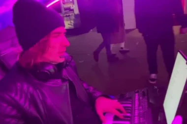 ŽELJKO MITROVIĆ SE OGLASIO IZ LONDONA: Na Božić uradio nešto NEVEROVATNO, svi gledaju u ŠOKU! (VIDEO)