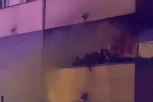 PRVI SNIMAK DRAME U RAKOVICI: Vatrogasci izvukli ženu iz zadimljenog stana u plamenu