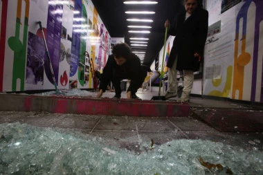 "NAPADAČI NIKADA NISU BILI PROCESUIRANI, NITI OSUĐENI": Prve fotografije demoliranog Prajd centra (VIDEO)