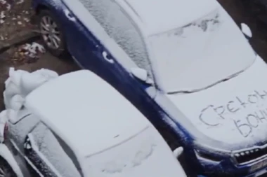 PORUKA U SNEGU OSVANULA NA SVIM VOZILIMA NA KARABURMI: "Neko je bio vredan"! (VIDEO)