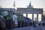 AUTOM ULETEO MEĐU DEMONSTRANTE, JEDNA OSOBA TEŠKO POVREĐENA: Počeo haos na najmasovnijem protestu ikada u Nemačkoj