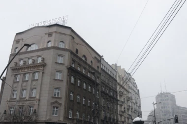 DETALJI UBADANJA NA TERAZIJAMA: Napadač izašao iz automobila i izbo muškarca (32) u butinu i pazuh!