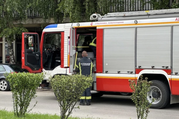 INCIDENT U CENTRU UŽICA - ZAPALIO SE AUTOMOBIL: Vozač odmah izleteo iz pežoa!