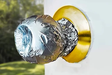 SADA SVI STAVLJAJU ALUMINIJUMSKU FOLIJU NA KVAKE: Koliko god da zvuči LUDO, zaštitiće vas od jedne OPASNOSTI!