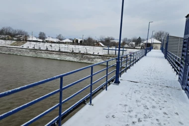 ŽENA SKOČILA U MORAVU! Užas u Čačku: Prolaznici pronašli torbu i dokumenta, od nje ni traga ni glasa!