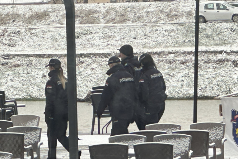 ﾅｽena Iz ﾄ窟ﾄ桑a Se Zbog Muﾅｽa Bacila U Hladnu Moravu Roﾄ疎ci Otkrivaju