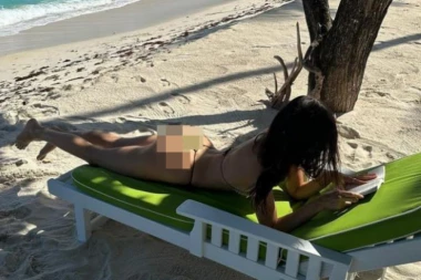 VRUĆE IZDANJE RIJALITI ZVEZDE: Kupaći od končića jedva prekrio intimne delove, društvene mreže se USIJALE! (FOTO)