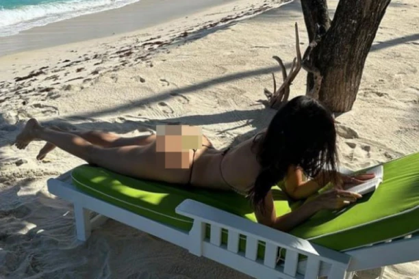 VRUĆE IZDANJE RIJALITI ZVEZDE: Kupaći od končića jedva prekrio intimne delove, društvene mreže se USIJALE! (FOTO)