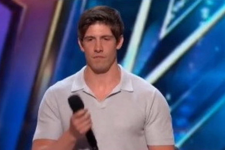 POJAVIO SE NA TAKMIČENJU I POSVETIO PESMU BIVŠOJ DEVOJCI: Javila mu se usred emisije, a ovakvu reakciju niko nije očekivao (VIDEO)