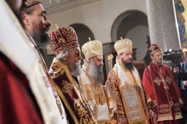 "BEZ MIRA SA BOGOM I SOBOM, NEMA NI MIRA SA BLIŽNJIMA!" Patrijarh Porfirije: U Savinim rukama je kompas našeg naroda
