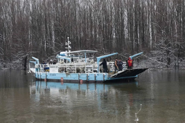 NOVA DRAMA NA KRČEDINSKOJ ADI: Skela se poprečila, čamci ne mogu da prođu, 20 ljudi ZAROBLJENO, reporteri i snimatelji ne mogu nazad (VIDEO)