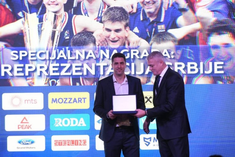 Selektor juniora Nenad Stefanović preuzima specijalnu nagradu