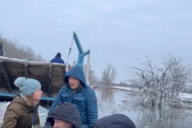 SREĆAN EPILOG DRAME NA KRČEDINSKOJ ADI! Spaseno 20 ljudi koji su se SMRZAVALI zajedno sa ostatkom životinja - Skela koja je poprečila put čamcima ODGLAVLJENA! POGLEDAJTE! (VIDEO)